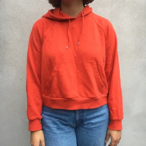 Röd kort hoodie - Röd kort hoodie. Bra att ha tilll byxor med karaktär men funkar till mer anspråkslösa byxor med. Frakt tillkommer (kolla gärna in resten av mina kläder så går de på samma frakt). Möts även upp i jkpg. 