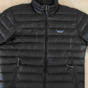  - Svart patagonia jacka i bra kvalitet, cond 7/10. Köpt nypris: 2250kr vilket är anledningen till att den fortfarande är lite dyr. 
