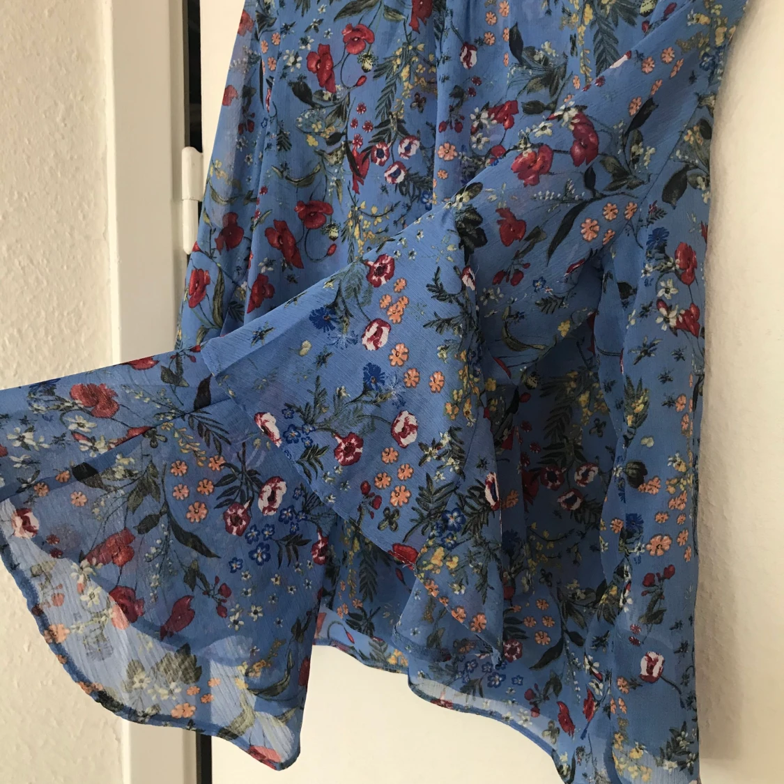 Blus med volangärmar  - 90