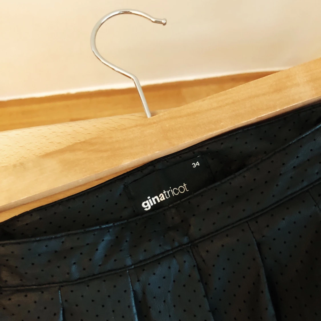 Snyggt klockad kjol i sportigt material - 91