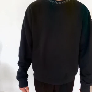 Acne studios  - Hej! Säljer nu min acne studios tröja i storlek M i bra skick!  Lite oversized i modellen men passar även till tjej som vill ha den lite större. Nypris 2400. 