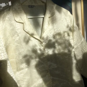 Silk shirt - Skjorta i 100% äkta silke, strl 36/38. 