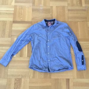 Skjorta  - Grå/blå skjorta. Strök XL men sitter även bra som L. Sparsamt använd.
