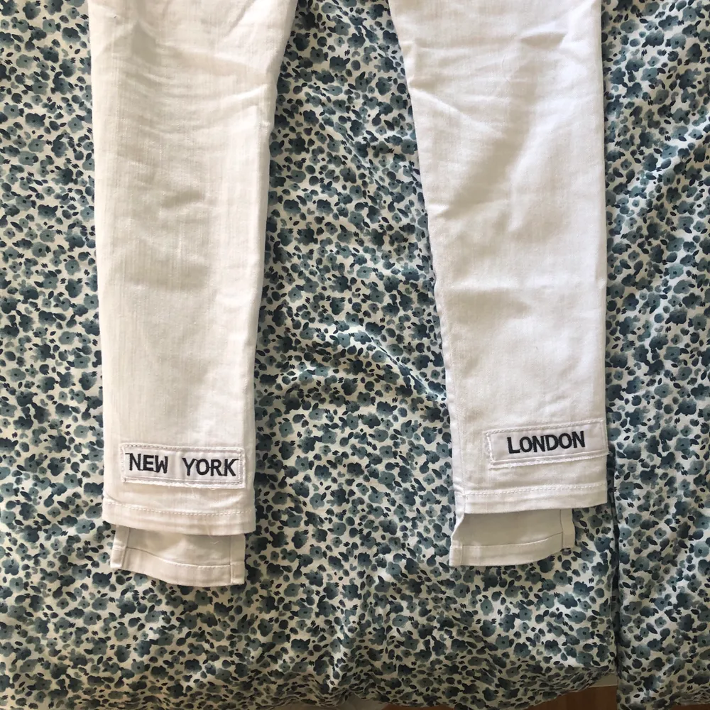 Vita jeans från ELA med detalj på baksidan. Storlek 34. Väldigt sparsamt använda då de sitter lite tajt. Frakt tillkommer. . Jeans & Byxor.