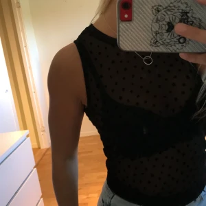 Superfint linne! - Ett jättefint prickigt lite genomskinligt linne som passar till allt! 