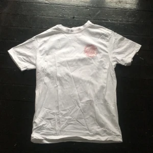 En santa Cruise t-shirt  - Nästan helt oanvänd då den är för liten tyvär 💚köparen betalar frakten💚 priset kan diskuteras.Ny pris är 300kr 