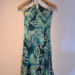 Zara  - Fin sommarklänning i silke, fin passform och fint fall. Använd ett fåtal gånger. Frakt betalar köparen, kan lämnas i Malmö 