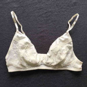  - Creamvit topp. Storlek 36/38. Köpt på kappahl Skickas mot frakt 