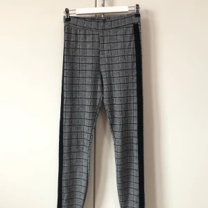 Rutiga byxor - Grå rutiga byxor, knappt använda😄 (köparen står för frakt) 
