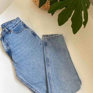  - Momjeans från Monki i modellen Kimomo. Knappt använda. De är relativt små i storleken!! Fick inte till några jättebra bilder men skickar gärna fler vid intresse. Kan frakta men då står köparen för frakten ☺️ (bild 2 är lånad då de för små för mig)