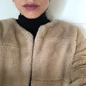 jacka - Mysig supermjuk jacka strl M, passar S-M beroende på hur man vill att den ska sitta. Knäpps med en hake längst upp vid halsen. Använd sparsamt.   Köparen betalar frakt, alt upphämtning i Gävle eller Uppsala! 