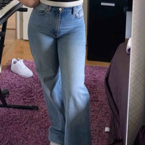  - Säljer dessa populära Jeans från Monki, använda 2/3 gånger i fint skick men har tyvärr ingen användning för dessa. Köpta för 450 , pris kan diskuteras, köparen betalar för frakt 💞💞