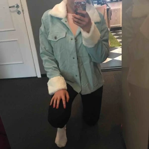  - Jätte söt tunn conduroy jqcka med pälsdetaljer på kragen och nere vid armarna!  Helt ny 