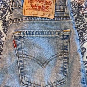 Levis 525 shorts i 39 - Ett par i riktigt fint skick. Storlek 39 (W24 & L32) Säljes pågrund av att de är för små. Som jag kan se är de inte trasiga eller slitna på något sätt. Frakt tillkommer.
