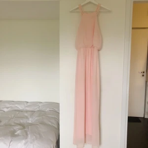 Rosa långklänning - Rosa långklänning från Sisters plint. Använd cirka 5 gånger. Storlek S☀️