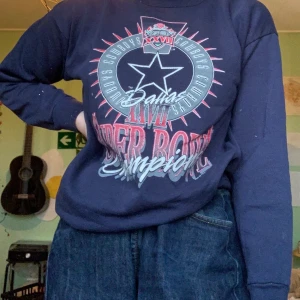 Mörkblå tröja - Skitsnygg mörkblå tröja från beyond retro. Säljer för att jag inte får användning av den! Det står att den är i storlek XL men passar som S-M. Tröjan har små vita färgfläckar som tyvärr inte går bort i tvätten. Pris kan diskuteras. Frakt tillkommer!!🌸🌸