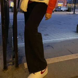 Svarta raka jeans - Säljer mina svarta yoko jeans i strl 28, passar lig som är 173 cm lång. Dock har jag sprättat upp mina där nere då jag föredrar extra långa jeans! Jeansen är slutsålda i iprincip alla storlekar på monkis hemsida så passa på här. Felfria! Högsta bud - 300