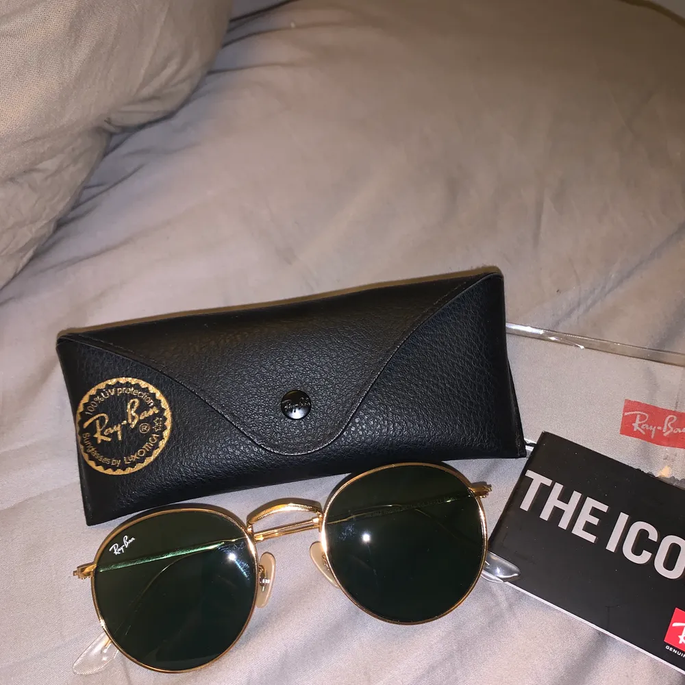 RayBan solglasögon i modellen Round Metal. Endast provade en gång, dom är i nyskick. Det som är med på sista bilden är det som ingår. De är äkta, men har tyvärr inget kvitto då det va en present. Nypris ca 1600kr. Mitt pris 700kr, priset kan diskuteras!😊💓. Accessoarer.