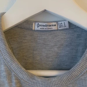 Trendig topp! - Snygg topp från stradivarius! Näst intill oanvänd. Köpare står för frakt 