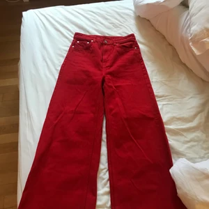 Röda brallor - 25/32 weekday brallor