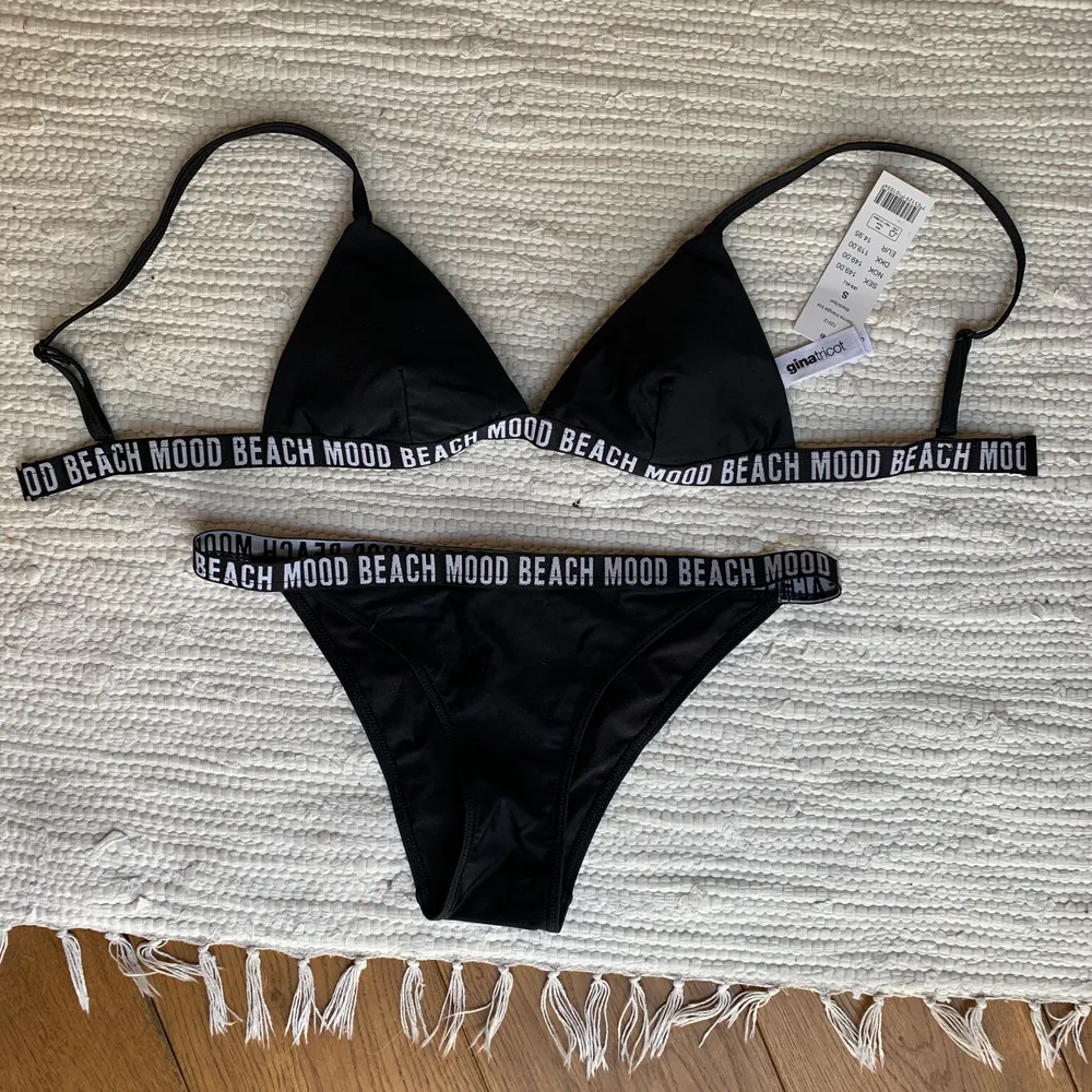 En oanvänd bikini med lappen kvar, för liten efter graviditet. Strl S på överdel och M på nederdelen. Pris inkluderar frakt inom Sverige. . Accessoarer.