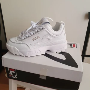 Fila skor - Säljer ett par Fila Disruptor II skor. Skorna är enbart testade och därav som nya.  Modell: Fila Disruptor II Storlek: 36 1/2  Pris: 550kr (Nypris 900kr) 