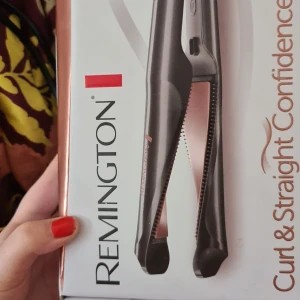Remington curl & confidence - Platttång samt locktång/vågat hår. Använd 1 gång, enkel att stylea håret med & håller länge. Säljes pga skadat hår pga blekning! 