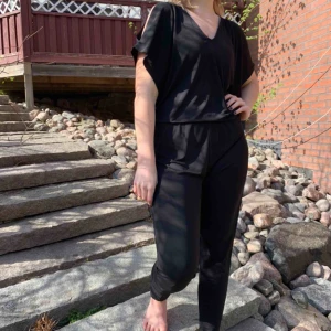  - Har varit med länge men är fortfarande i väldigt fint skick, man kan ha den på två sätt vid axlarna. Kan mötas i Gbg annars tillkommer frakt 🚚☀️🐝