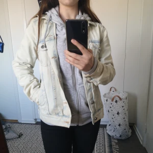 Ljus jeansjacka H&M - En så snygg jeansjacka från hm som är ljusblå och ska se klorblekt ut. Väldigt 80-tal! Köparen står för frakt. 
