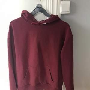 En vinröd skön hoodie! Köpare står för frakt