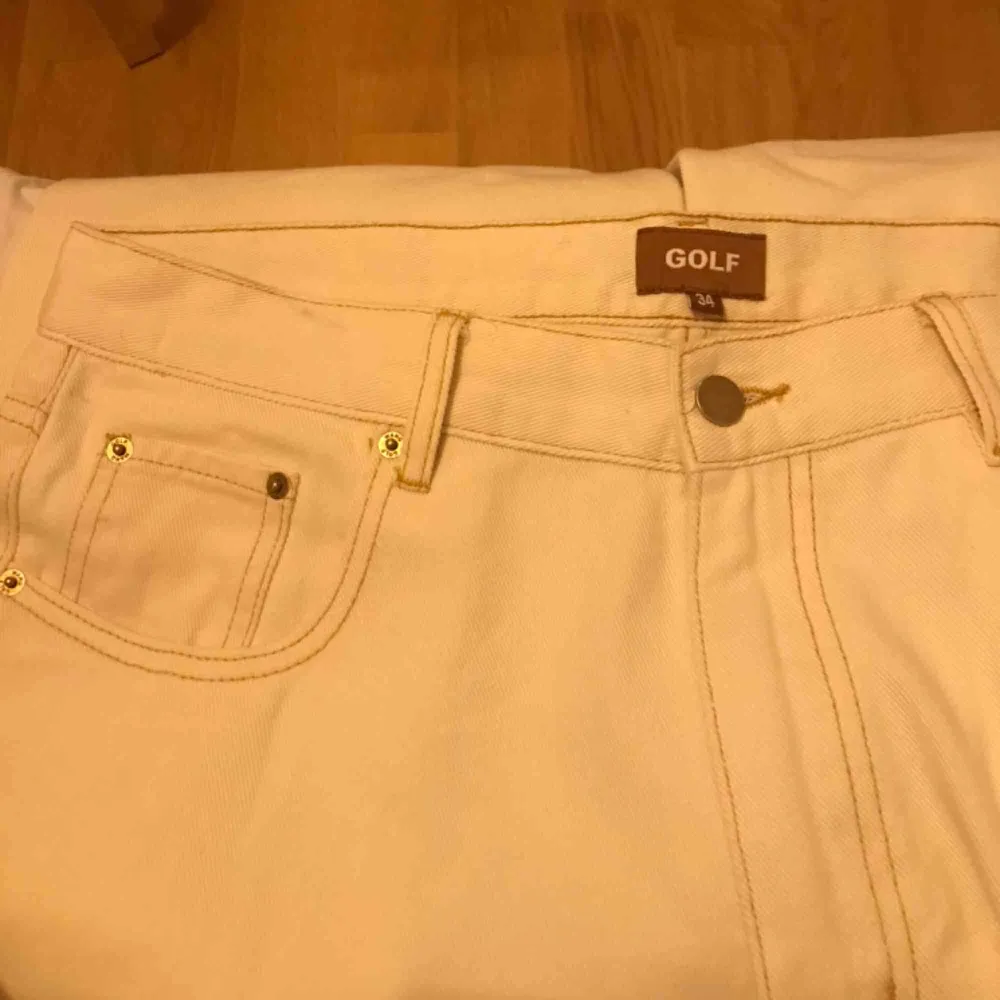 Nya jeans från Golf Wang som aldrig har blivit använda då de var för stora för mig. Vill gärna få dem sålda och säljer de därför för 500kr mindre än vad jag köpte de för inklusive tull och frakt från hemsidan.. Jeans & Byxor.