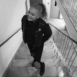  - Säljer min Moncler väst som är köpt förra hösten. Den är köpt på Ssense för 450€ (4892kr). Den är varsamt använd och har inga skador förutom att höger fickan inte går att stänga. Köparen står för frakt!