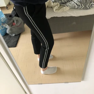 Kostymbyxor  - Svarta kostymbyxor med en grön&vit rand längs båda sidorna. Använt ganska många gånger, men de har blivit för små. Storlek 38 men den sitter mer som en 36:a på mig och har ofta medium på byxor. 