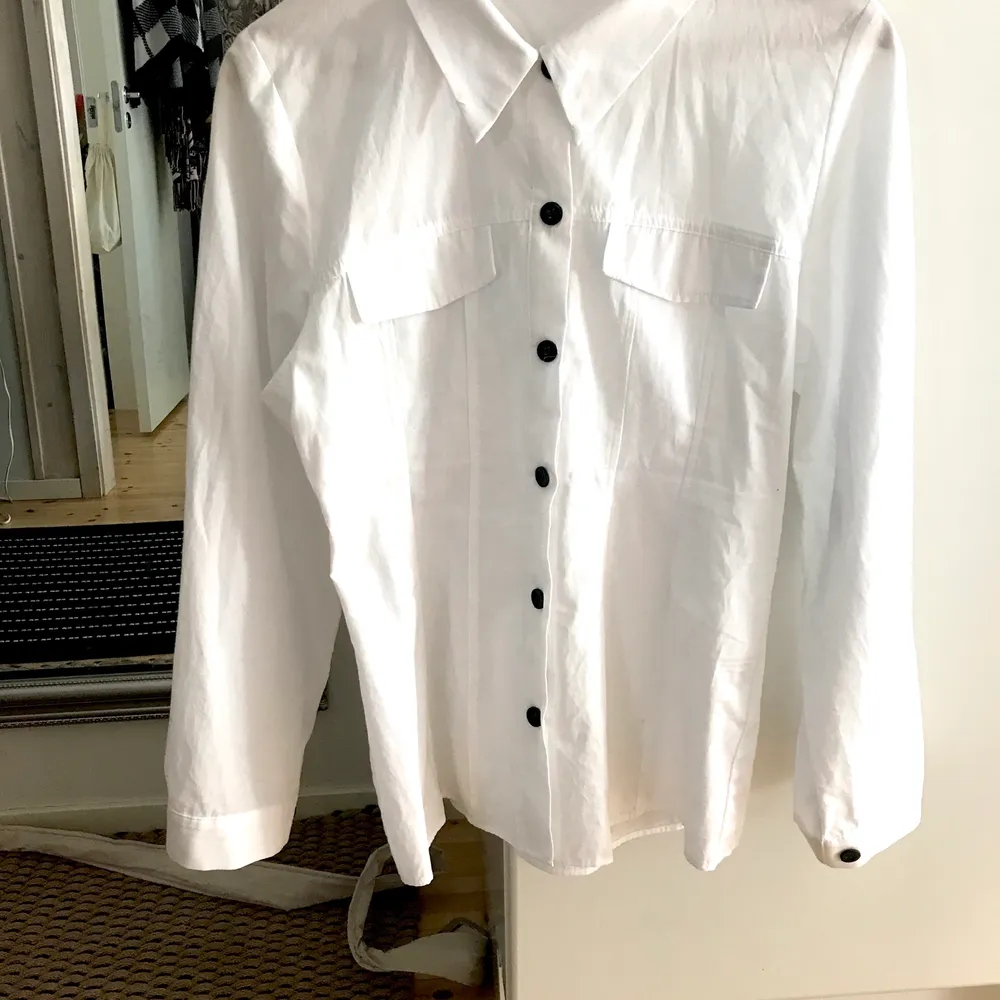 En snygg figursydd skjorta från Zara TRF. Snygga detaljer som svarta knappar samt ballongärmar. Är i väldigt fint skick. Fraktkostnad 44kr Postnord . Skjortor.