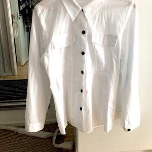 En snygg figursydd skjorta från Zara TRF. Snygga detaljer som svarta knappar samt ballongärmar. Är i väldigt fint skick. Fraktkostnad 44kr Postnord 
