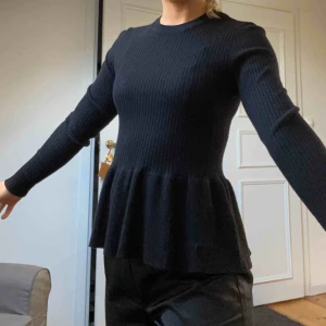  - Säljer denna söta tröja från Gina Tricot pga inte fått användning för den. Superskön och funkar även att ha en croppad t shirt till så att ”volangen” sticker ut! 🥰 Köparen står för frakten. 