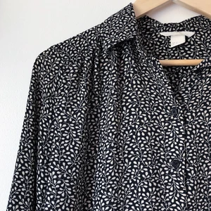 Blus H&M strl. 36 - Knappt använd. Köparen står för frakt.