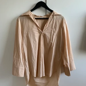Blus från ARKET - Något lite ljusare i verkligheten. Endast testad. Köparen står för frakt. Kan mötas upp i Göteborg:) 