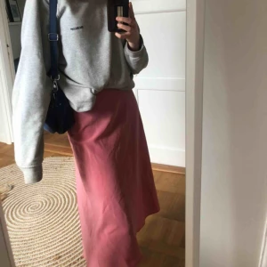  - Jätte snygg kjol som verkligen passar till typ allt, skit najs me tex en skinnjacka, sweatshirt eller bara ett linne till😍 Använd fåtal gånger💗💗 kvar tills markerad såld ‼️Frakt INGÅR i priset ‼️ 
