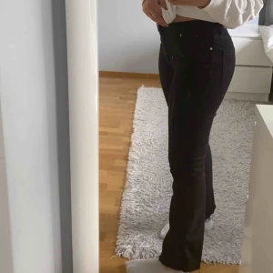  - Säljer dessa supersnygga jeans från vero Moda helt oanvända. Köpte dem för 450 men säljer för 300 (kan diskuteras) frakt tillkommer