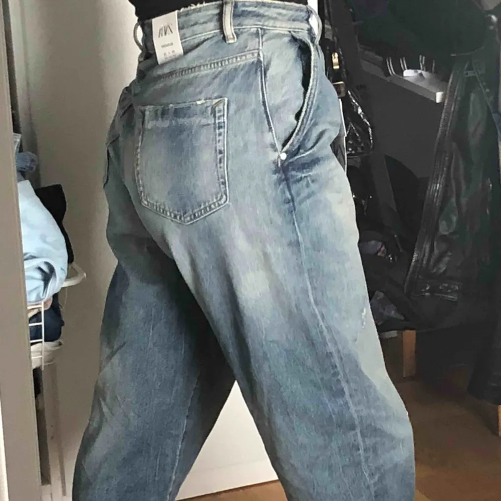 Helt oanvända nya jeans från zara. Skitcoola! Säljer pågrund av flera liknande jeans. Passa på :). Jeans & Byxor.