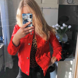  - Säljer min superfina jeansjacka från HM, är i toppskick! Köpare står för frakten☺️