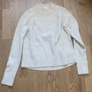 Beige polo tröja  - Beige stickad polo tröja från HM, Storlek Xs