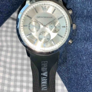  - Armani klocka, behövs byta batteri dock