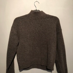 Stickad tröja  - Stickad tröja med hög krage, storlek Xs men passar S 😇 säljes för 150 kr inklusive frakt 🚚 