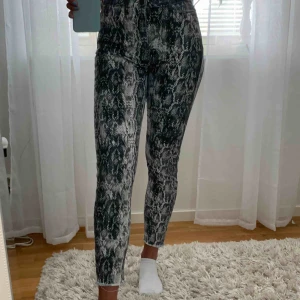  - Balla jeans i orm mönster från Zara! Sitter väldigt bra på! Frakt tillkommer!