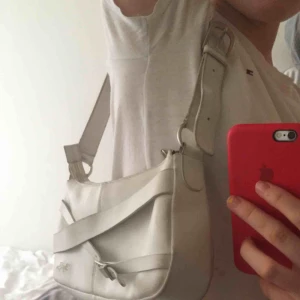  - Jättefin väska från Björn Borg❤️ säljer billigt pga att det blivit lite missfärgad från en jacka jag hade (man ser främst på 2:a bilden)