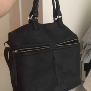 - Jättefin väska! Den är rymlig, man får plats med dator och mycket annat✌️bra skick också!