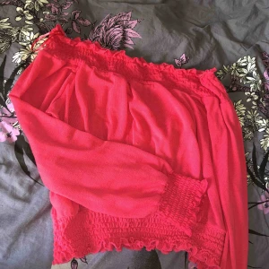  - Söt off shoulder tröja i neon rosa! Aldrig kommit till användning. Passar en Medium och XS oxå pågrund av det stretchiga materialet! ❤️❤️