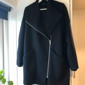  - Kappa ifrån Åhléns i storlek 40, använd fåtal gånger